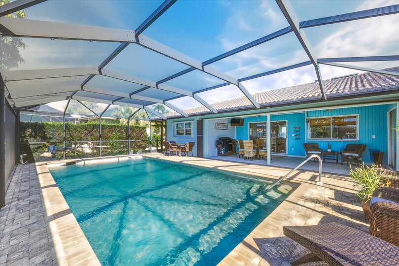 Sparkling pool overlooking the canal. Pool size: 30' x 115' x 6'