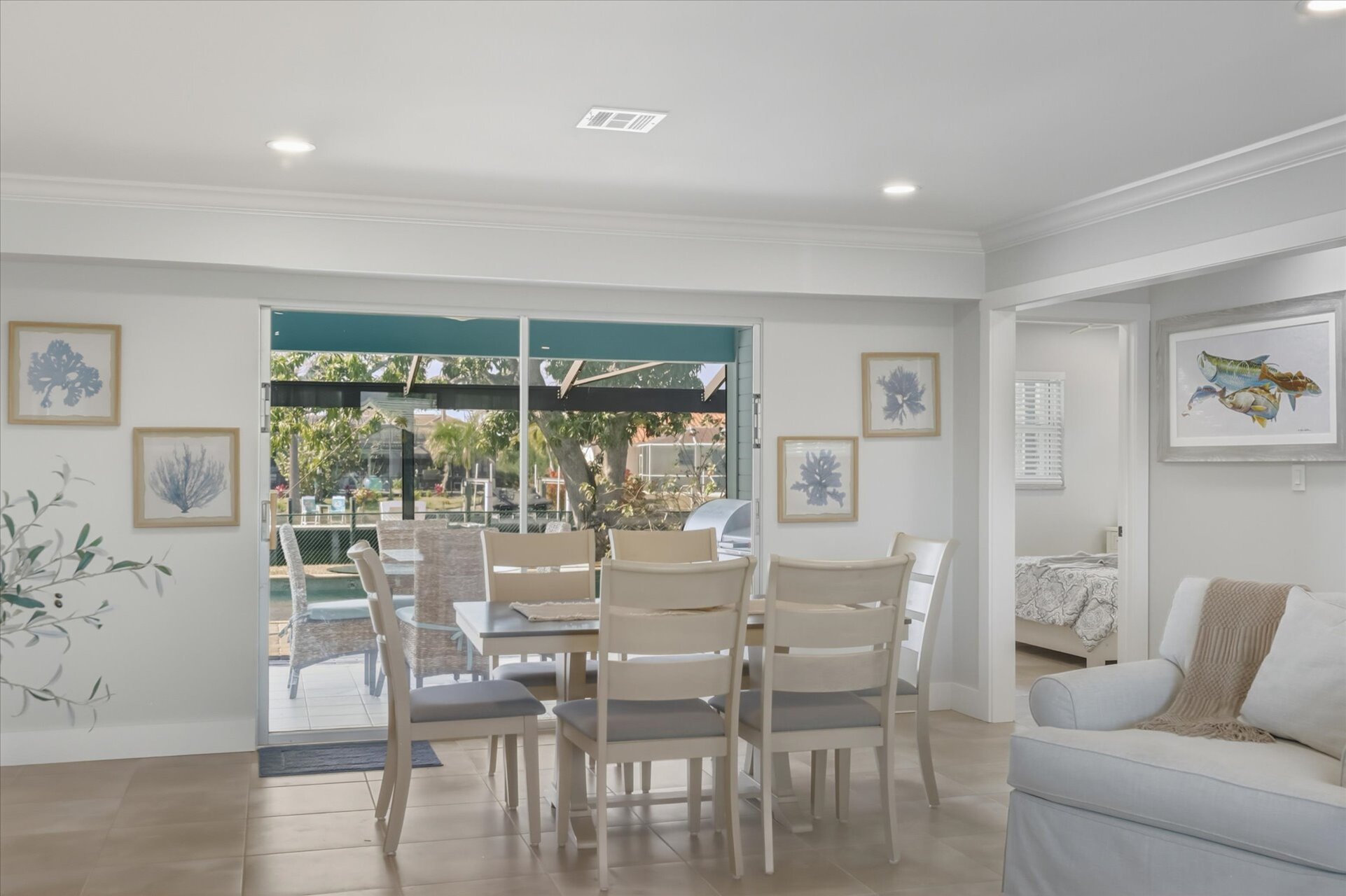 Dining area. Dining table seats 6
