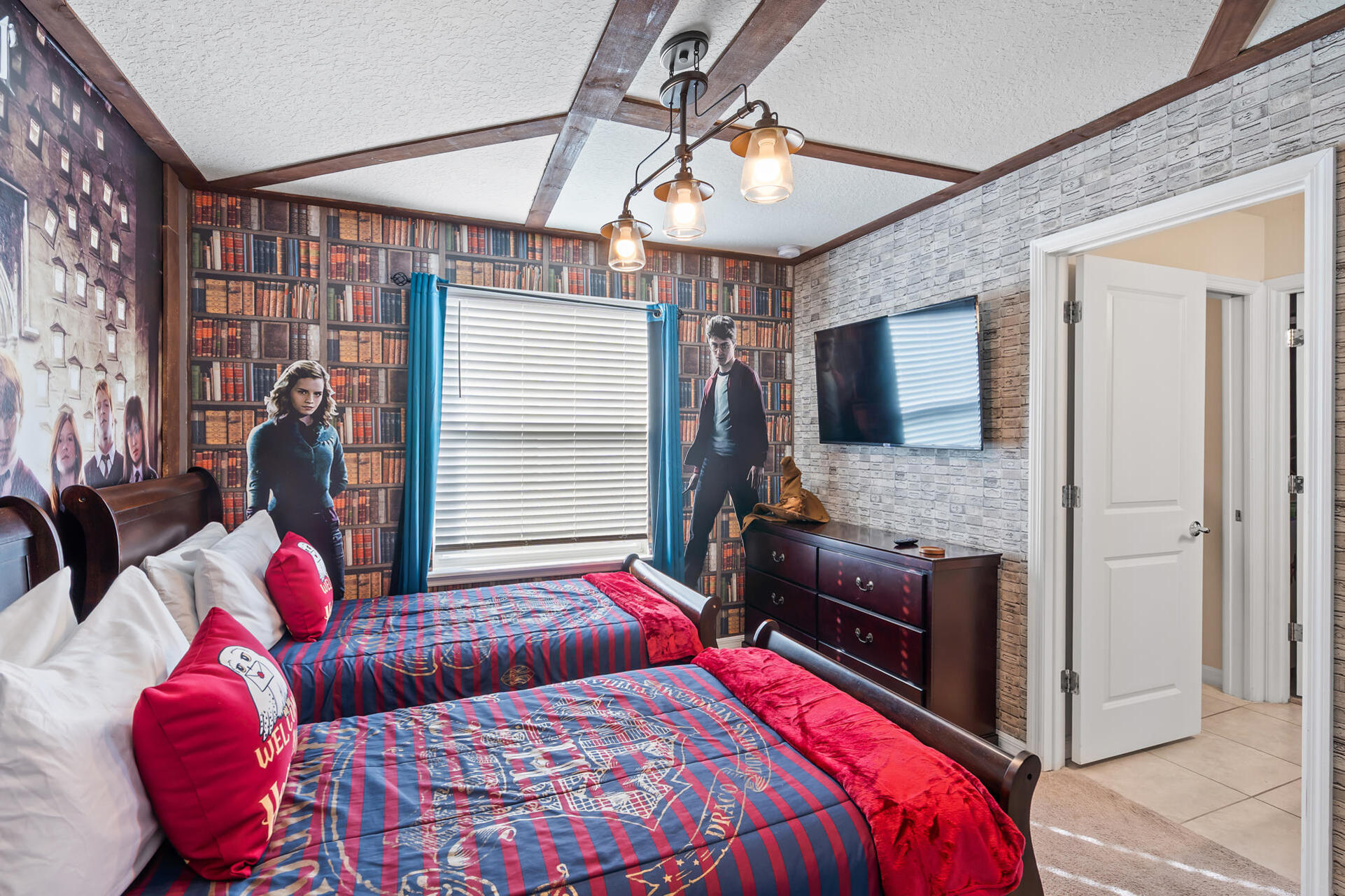 Two Twins  Bedroom 5 Upstairs Shared Bathroom 50" Roku TV Harry Potter Theme