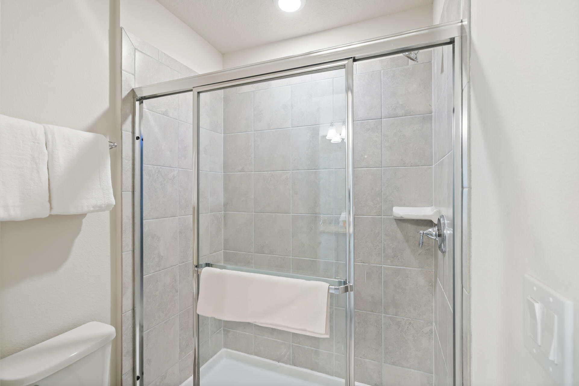 Jack N Jill Bathroom 4 Upstairs Shower (Beds 4 & 5)