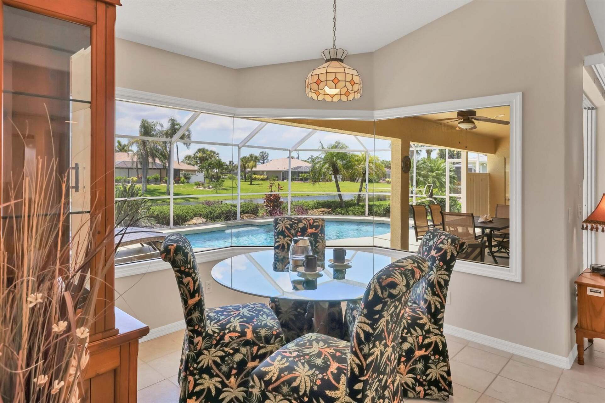 Kitchen knook overlooking the sparkling pool. Table seats 4