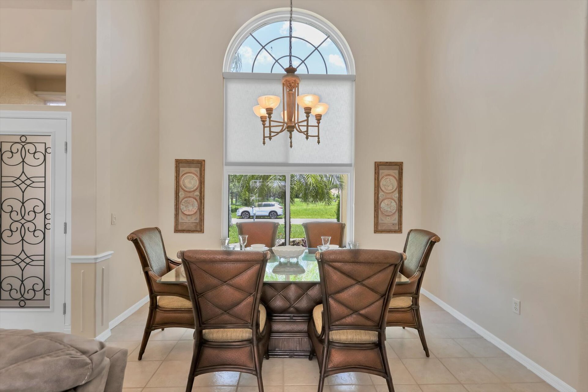 Dining area. Dining table seats 6