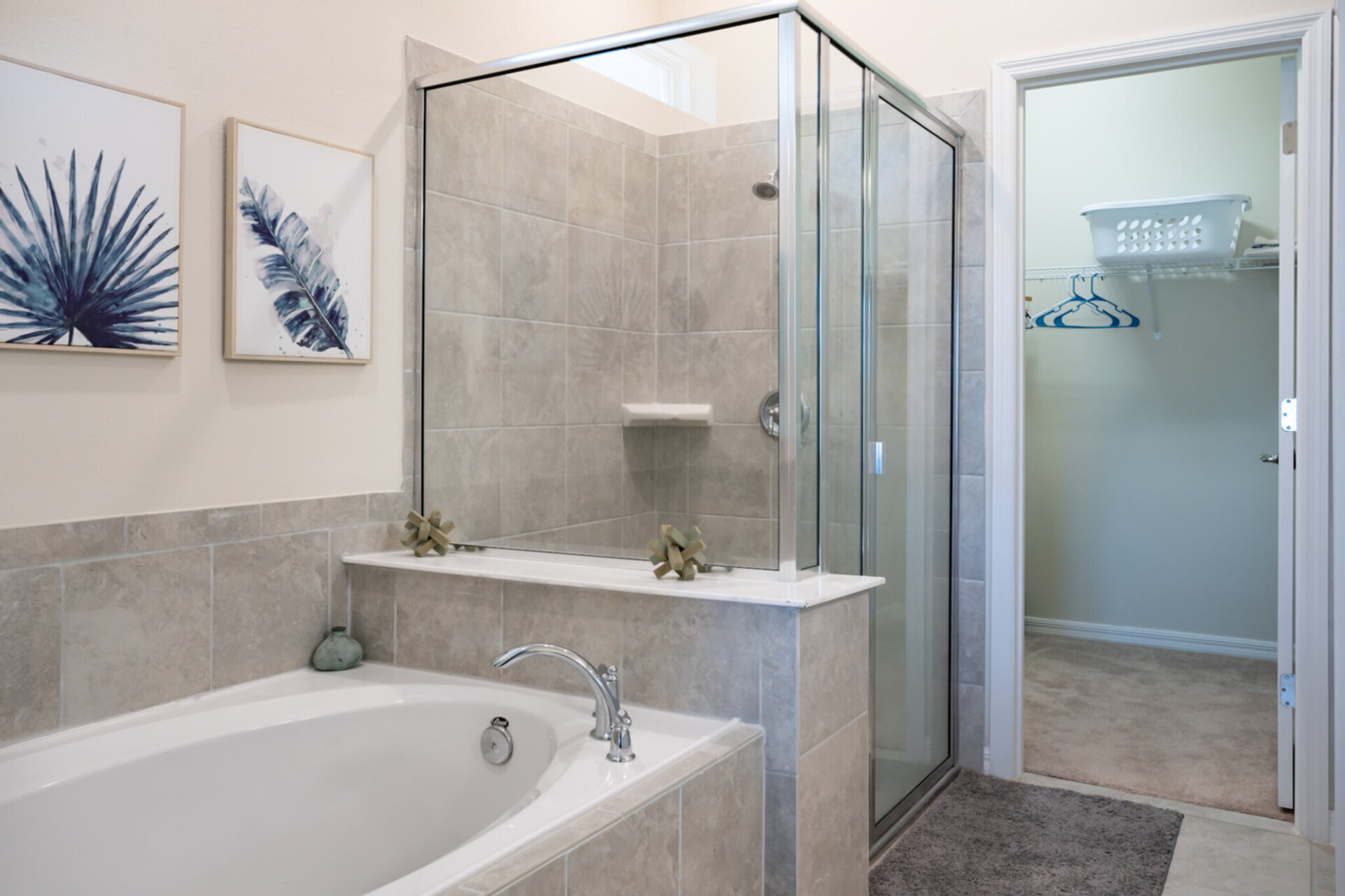 Master King Bathroom 1 Downstairs Tub & Shower
