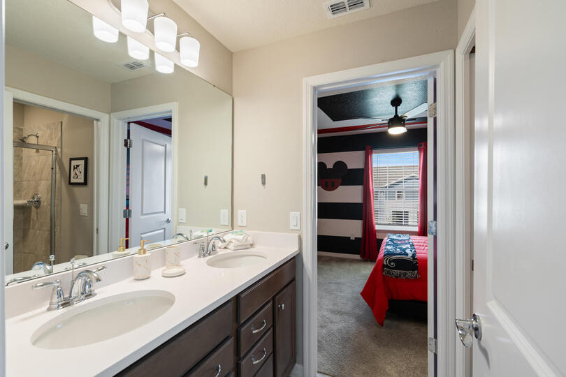Shared Bathroom 4 Upstairs Shower (Beds 4 & 5)