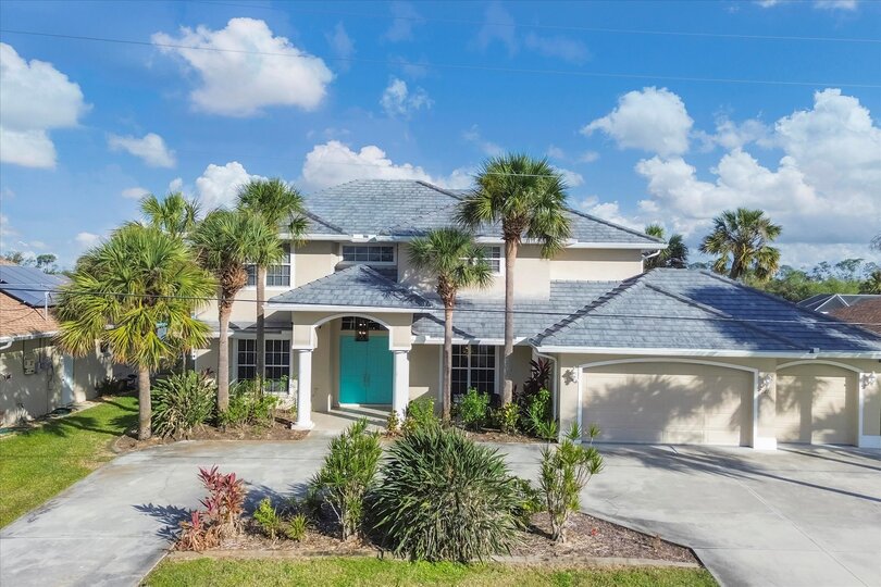 Beautiful 4 bedroom, 3 bathroom waterfront home with private pool in Port Charlotte