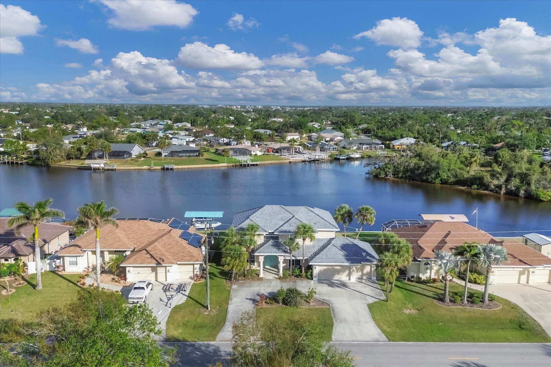 Beautiful 4 bedroom, 3 bathroom waterfront home with private pool in Port Charlotte (Boat lift not available)