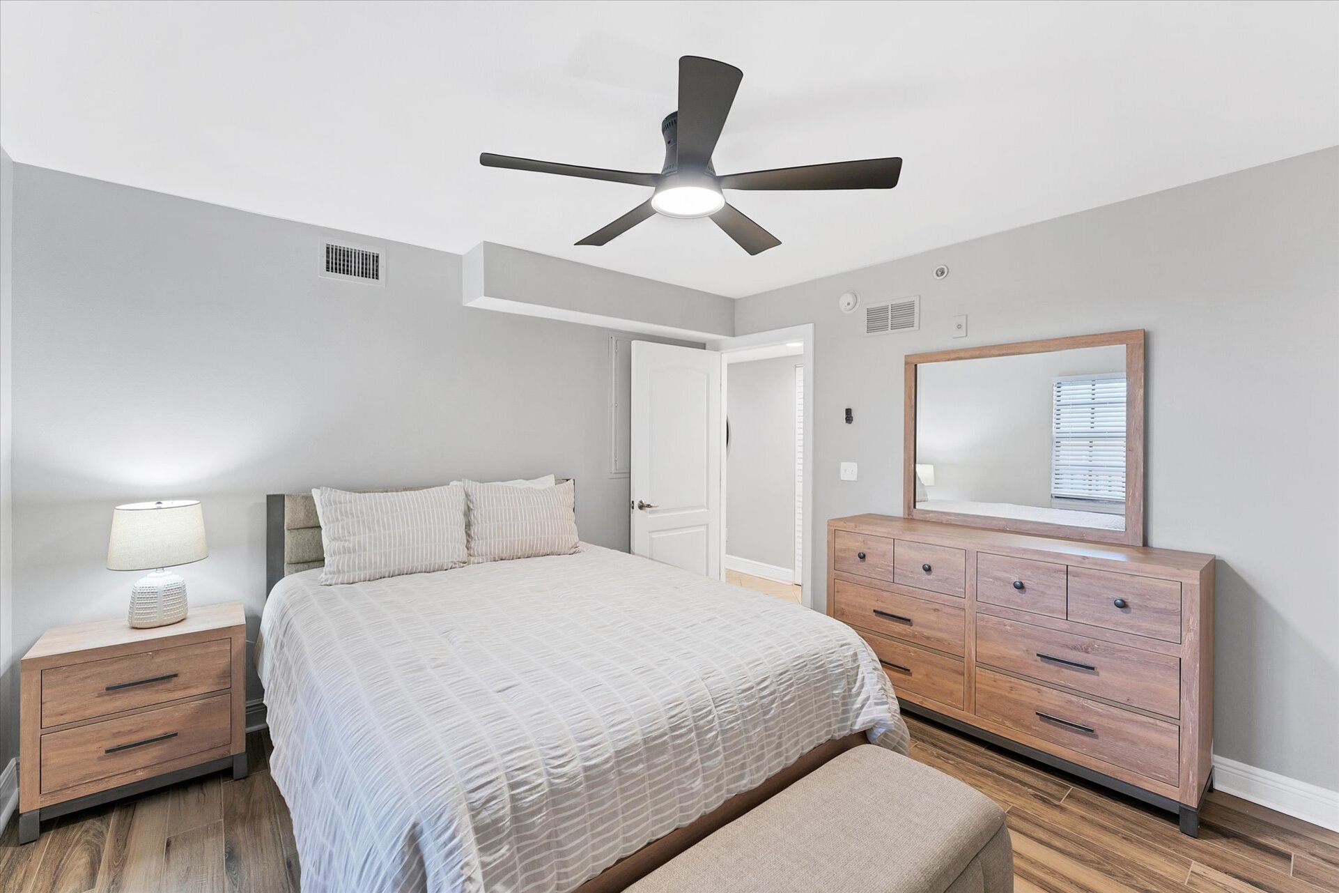 Guest Bedroom with Queen Bed and 32-inch Smart TV