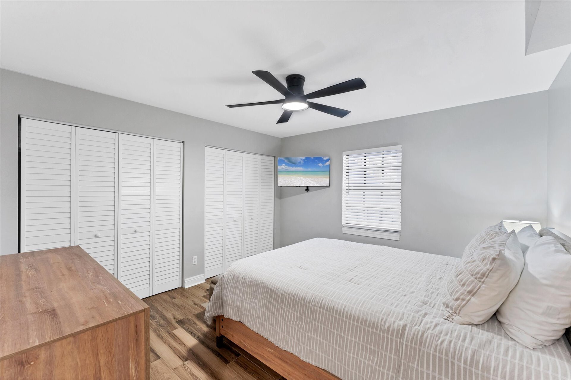 Guest Bedroom with Queen Bed and 32-inch Smart TV
