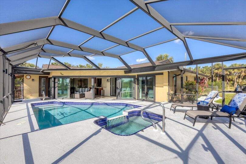 Sparkling pool overlooking the Canal 20' x 7' x 5.5'D