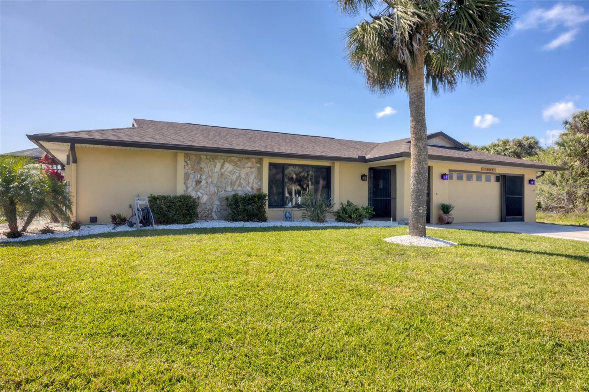 Beautiful 3 bedroom, 2.5 bathroom waterfront home with private pool in Port Charlotte