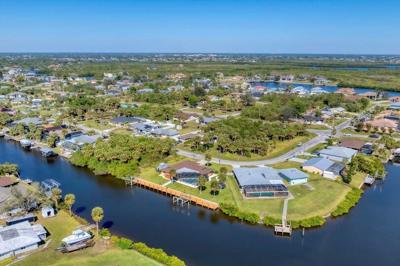 Beautiful 3 bedroom, 2.5 bathroom waterfront home with private pool in Port Charlotte (Boat lift not available)
