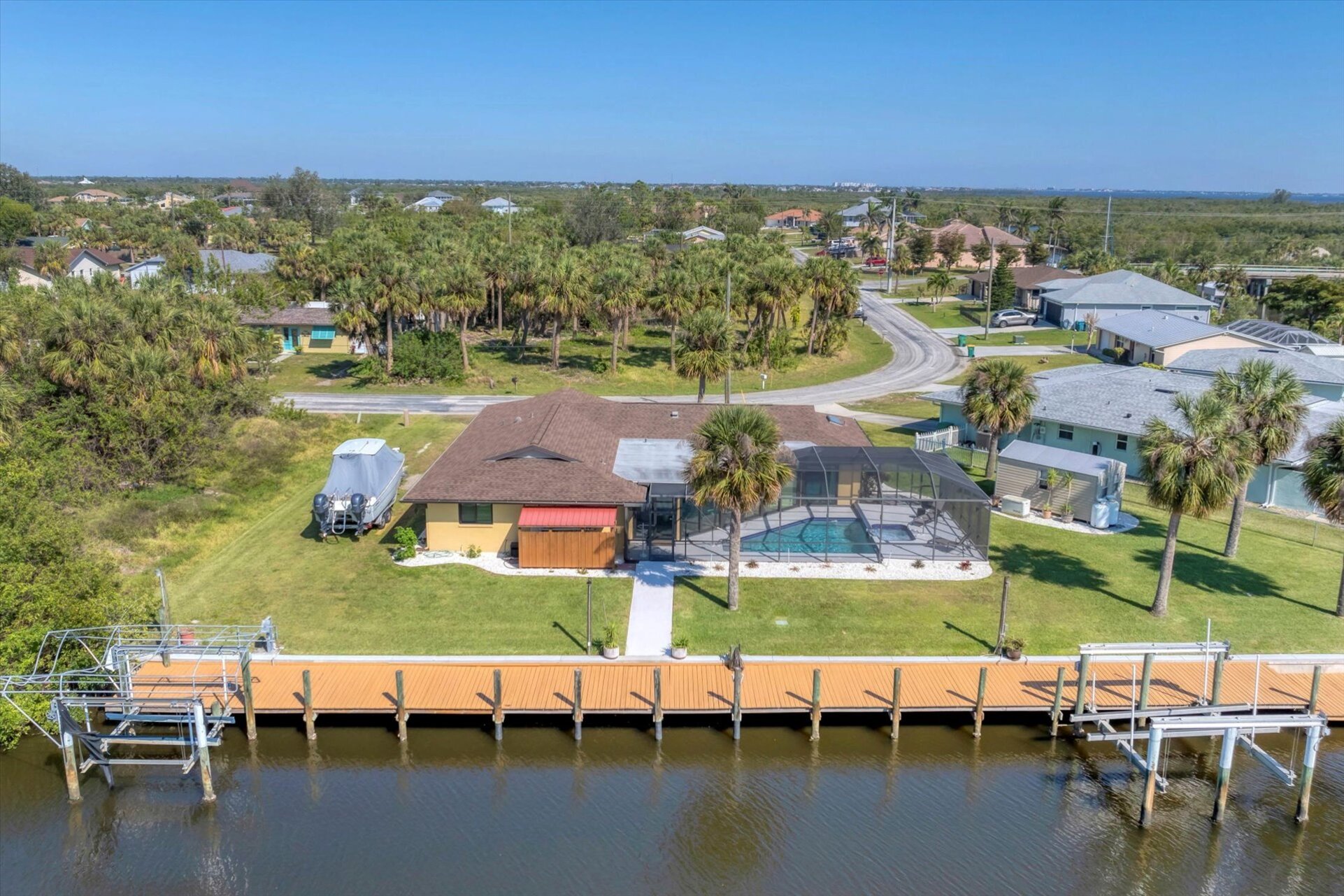 Beautiful 3 bedroom, 2.5 bathroom waterfront home with private pool in Port Charlotte (Boat lift not available) Two Kayaks are available for Guest use