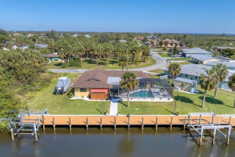 Beautiful 3 bedroom, 2.5 bathroom waterfront home with private pool in Port Charlotte (Boat lift not available) Two Kayaks are available for Guest use