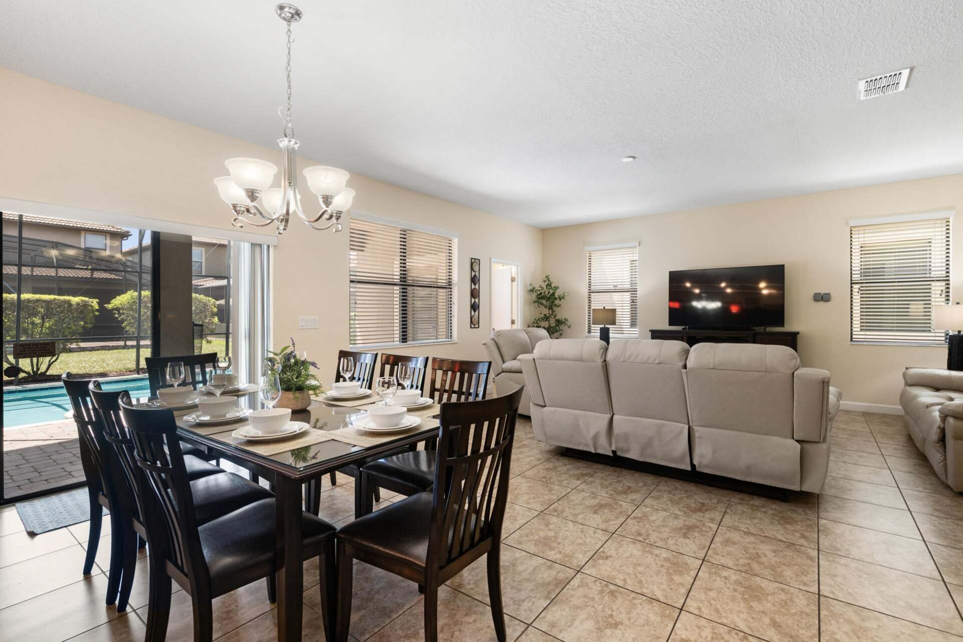 Dining  Seats 8 / Living