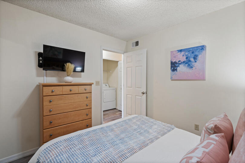 Queen Bedroom 2 32" Smart TV