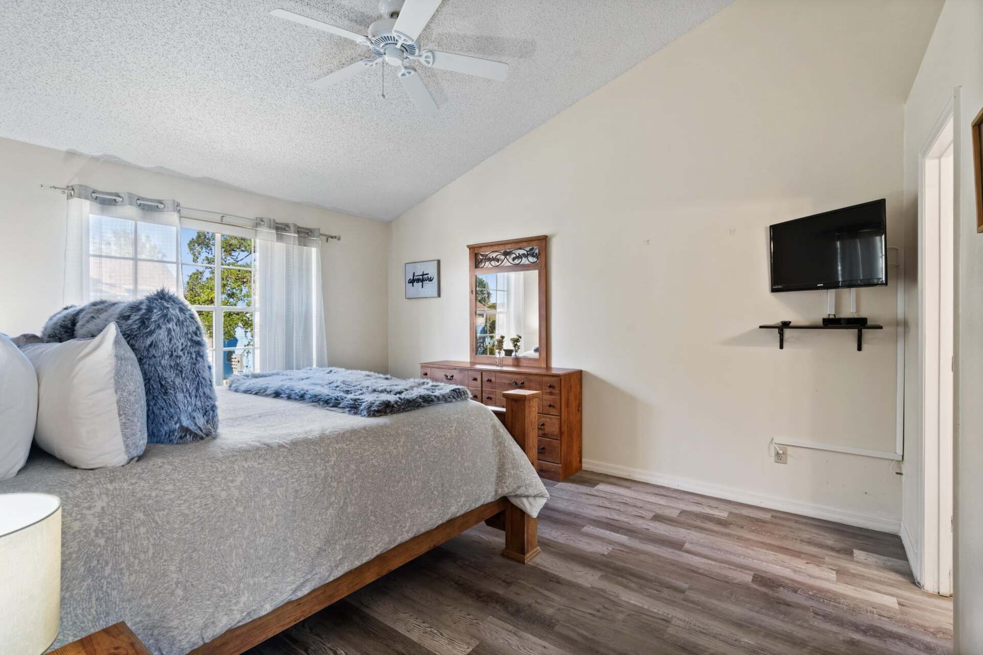 Master King Bedroom 1 32" TV