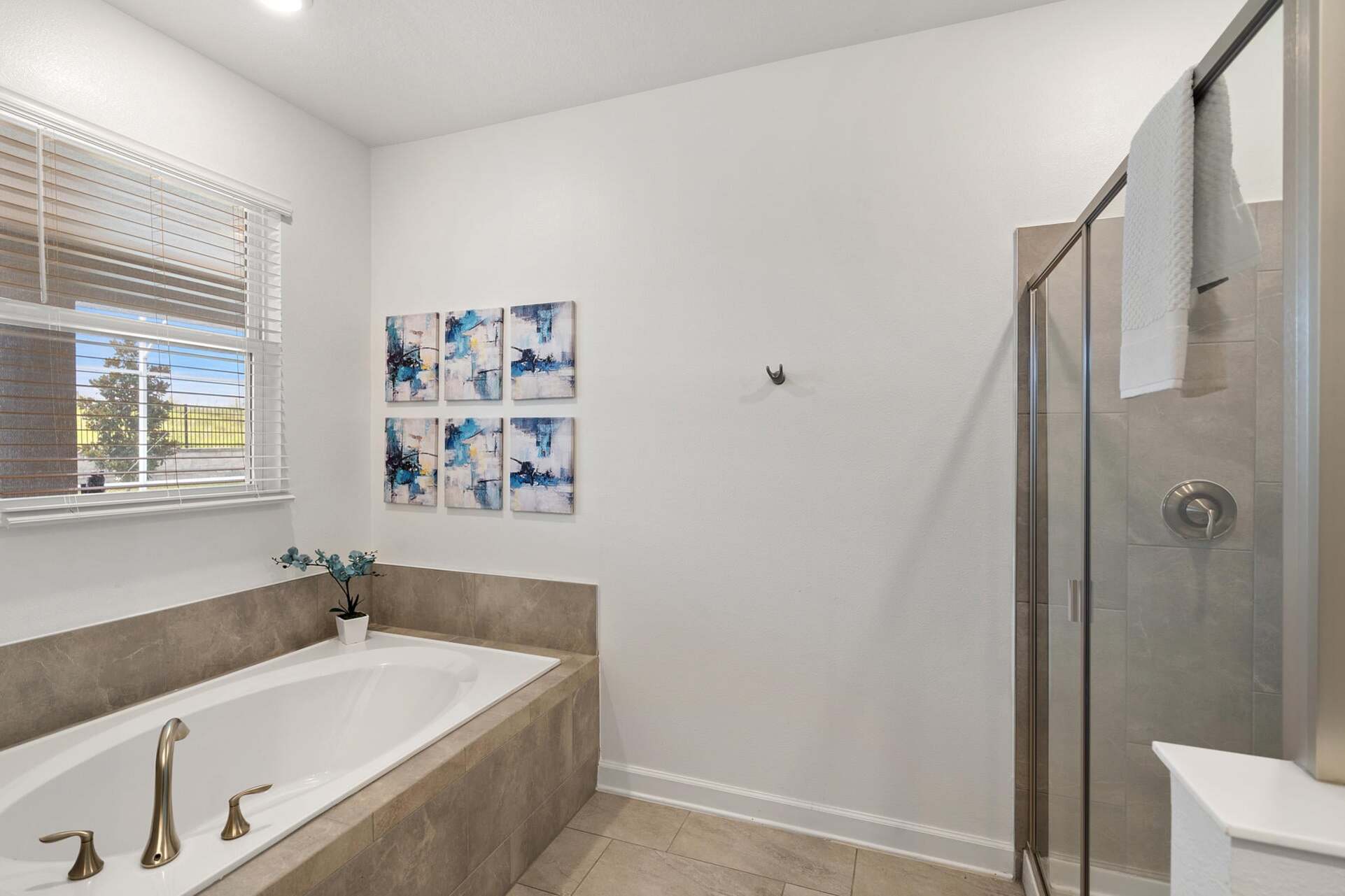 Master King Bathroom 1 Tub & Shower