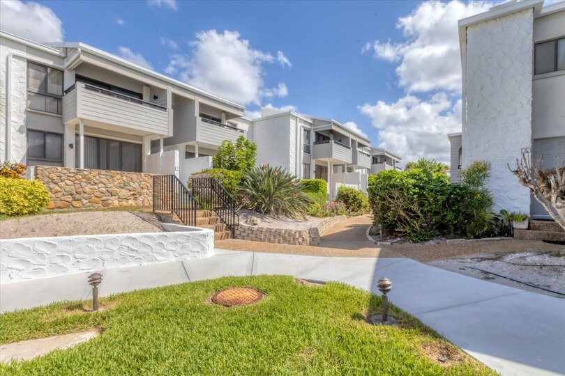 Beautiful 2 bedroom, 2 bathroom condo with water view on Venice Beach