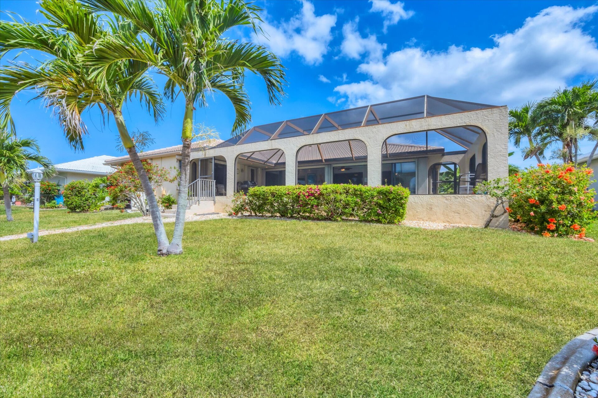 Beautiful 3-Bedroom, 2.5-Bathroom Canal-front home with Private Pool in Punta Gorda Isles