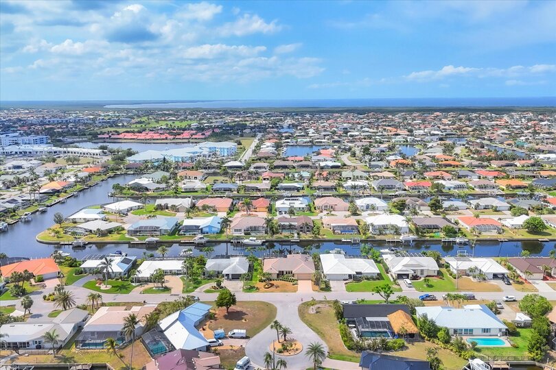Beautiful 3-Bedroom, 2.5-Bathroom Canal-front home with Private Pool in Punta Gorda Isles