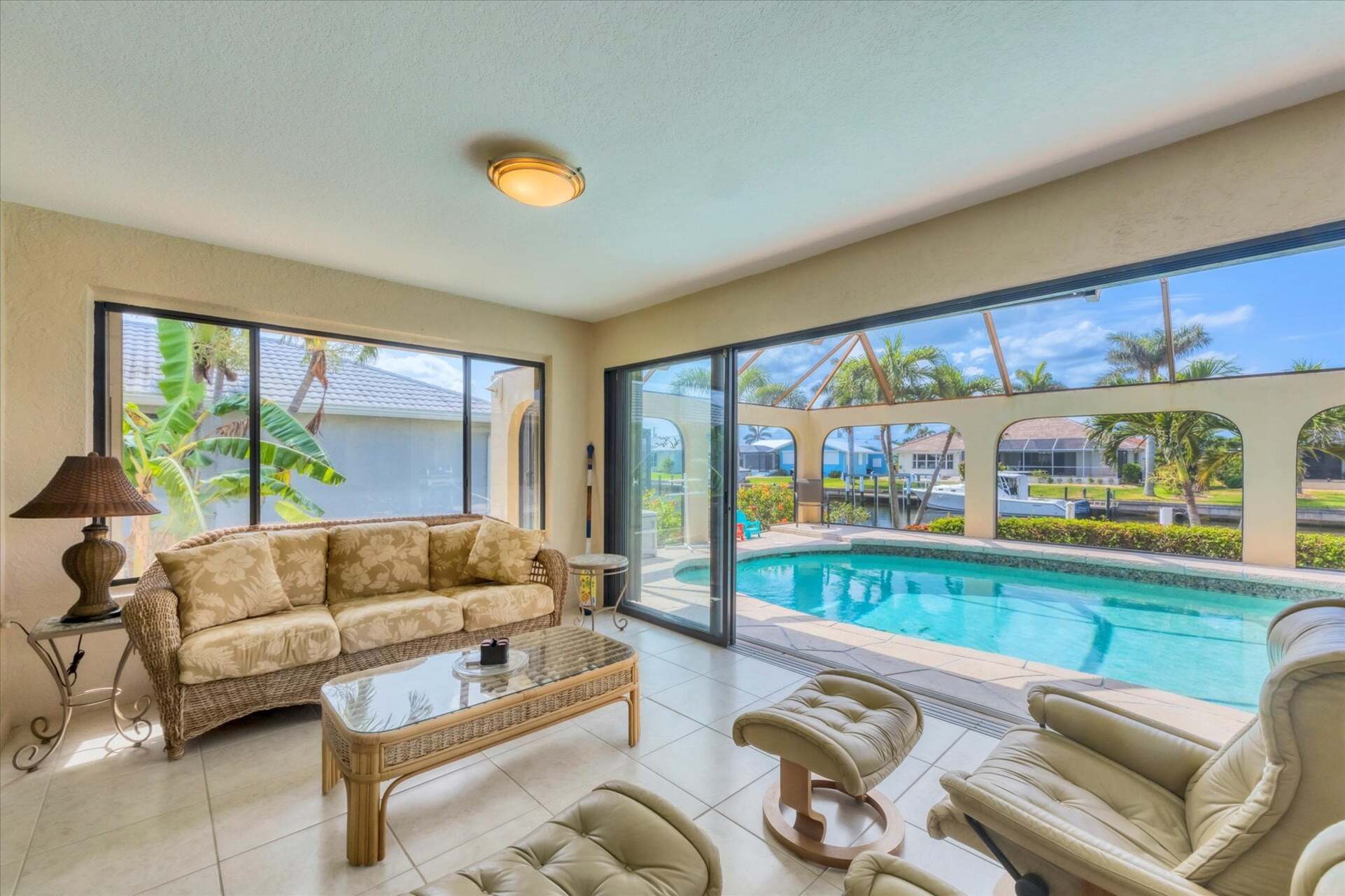 Covered sitting room with Amazing view of the private pool