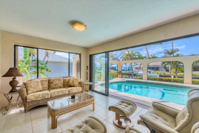 Covered sitting room with Amazing view of the private pool