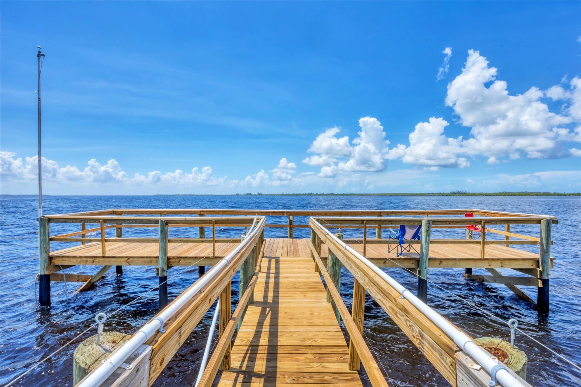 Large fishing pier to Myakka River
