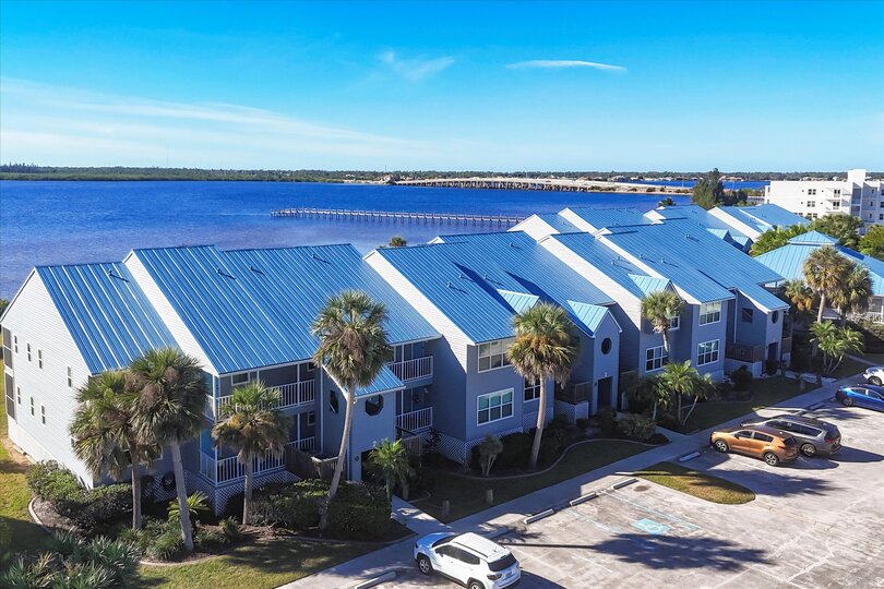 Quaint 2 bedroom, 2 bathroom condo on the Myakka River