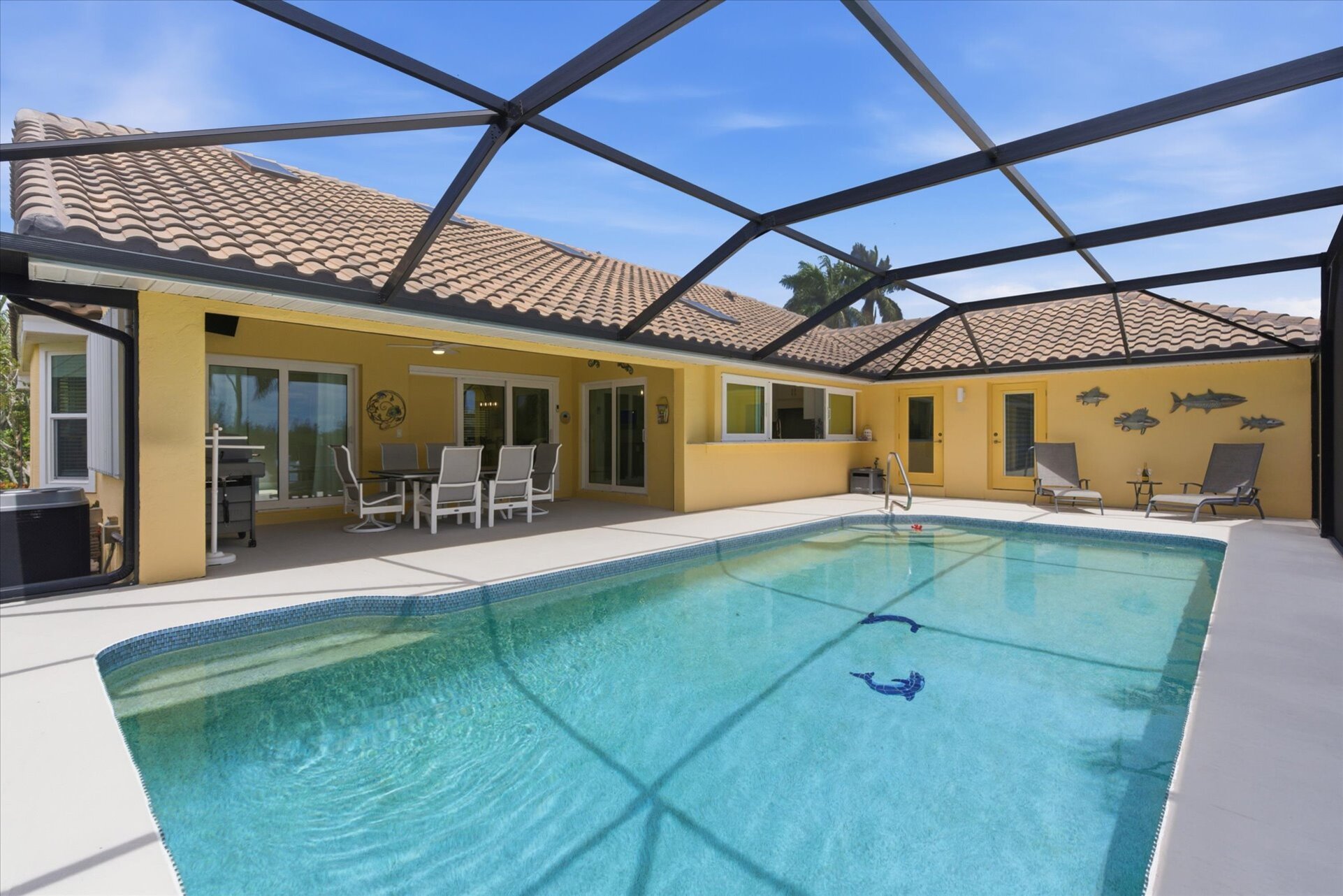 Sparkling pool overlooking the canal. Pool size: 29' x 13' x 6'D